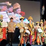 Bentuk Apresiasi, Wakapolres Klungkung Menyerahkan Hadiah Kepada Para Finalis Jegeg Bagus Duta Pariwisata Kab. Klungkung Yang Terpilih