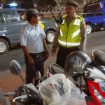 Patroli Biru Polsek Abiansemal Himbau Juru Parkir, Harap Waspada Curanmor