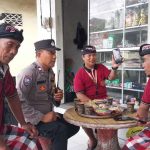 Bhabinkmastibmas Desa Akah Ajak Pecalang Sukseskan WWF ke-10,Dalam Menjaga Harkamtibmas di Wilayah Desanya