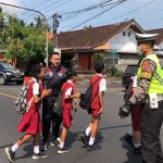 Antisipasi Kecelakaan Sat Lantas Polres Badung Beri Rasa Aman Anak-Anak Sekolah
