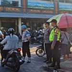 Kapolsek Mengwi Cek PH Pagi Dan Lakukan Pengaturan disimpang Barat Pasar Mengwi