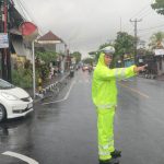 Tak Kenal Lelah, Hujanpun Personel Lalu Lintas Tetap Berikan Pelayanan
