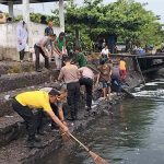 Polsek Benoa Ajak Komunitas Pelabuhan Benoa Bersih Bersih Pantai.