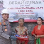 Seremonial Dimulainya Pembangunan Bedah Rumah, Kapolres Klungkung Serahkan Material Bangunan di Desa Negari