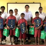 Selain Mengajar, Satgas Yonif 125/SMB Beri Hadiah Bagi Siswa Berprestasi