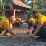 Bakti Religi, Polsek Klungkung Gelar Bersih Bersih Tempat Ibadah