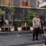 Menjaga Stabilitas Kamtibmas Personil Polsek Denbar Tingkatkan Pengamanan Gereja