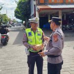 Kapolsek Mengwi Bagikan Snack Kepada Personil Yang Melaksanakan Tugas Pengaturan