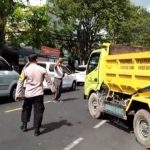 Bhabinkamtibmas Polsek Denbar Turut Serta Dalam Kegiatan Pengambilan Sampah Bantaran Sungai