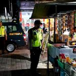 Wujudkan Kamtibmas Yang Aman, Patroli Biru Polsek Abiansemal Sambangi Pedagang Kaki Lima