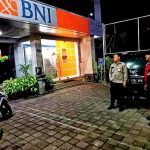 Unit Samapta Polsek Kuta Utara Blue Light Patrol Di Jalan Raya Canggu Sambangi ATM BNI.