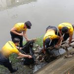 Menjaga Kebersihan Lingkungan   Wakapolsek Kuta Akp IGN Bagus Widagda,SH Pimpin Bersih Bersih Sungai Di Legian