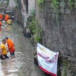 Jelang Hari Bhayangkara Ke-78 Personil Polsek Denbar Gelar Bersih Sungai Bersama Warga Masyarakat