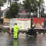 Tak Kenal Hujan, Personel Lalu Lintas Tetap Berikan Pelayanan