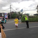 Berikan pelayanan prima Personel Satuan Lalu Lintas Seberangkan anak sekolah