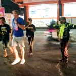 Tingkatkan Pelayanan Unit Lantas Polsek Kuta Utara Sebrangkan Pejalan Kaki.