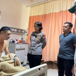 Wujud Empati Serta Peduli, Kapolsek Denbar Jenguk Anggotanya Yang Mengalami Laka Lantas