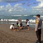 Polsek Kuta Utara Amankan Ritual Banyu Pinaruh di Wilayah Pantai