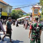 Kolaborasi Bhabinkamtibmas, Babinsa dan Pecalang Amankan Upacara Pengabenan di Desa Dangri Kelod