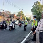 Berikan Pelayanan Kepada Masyarakat Personil Polsek Mengwi Tergelar di Persimpangan