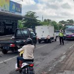Truk Kontainer Mogok  Unit Lantas Polsek Kuta Utara Lakukan Pengaturan Di Jalan Batu Bolong.