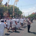 Bhabinkamtibmas Desa Kesiman Petilan Kawal Pelaksanaan Karya Atma Wedana dan Mepandes di Puri Ageng Pemayun