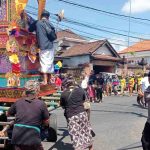 Bhabinkamtibmas Desa Kesiman Petilan Kawal Pelaksanaan Karya Atma Wedana dan Mepandes di Puri Ageng Pemayun
