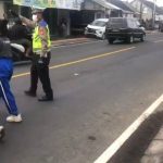 Antisipasi Kecelakaan Lalu Lintas Personel Lalu Lintas Bantu Anak Sekolah Menyeberang Jalan