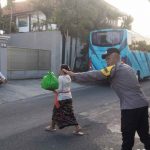 Ciptakan Kelancaran Rombongan Tirta Yatra Bhabinkamtibmas Polsek Denbar Beri Pelayanan Pengaturan Lalin