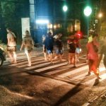 Unit Lantas Polsek Kuta Utara Blue Light Patrol  Sebrangkan Pejalan Kaki Di Simpang Lio