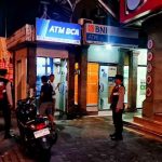 Cegah Gangguan Kamtibmas Blue Light Patrol Polsek Mengwi Sambangi Pertokoan Mengwitani