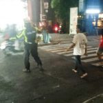 Tingkatkan Pelayanan, Unit Lantas Polsek Kuta Utara Bantu Seberangkan Pejalan Kaki.