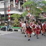 Peduli Anak – Anak, Ipda Rawandana seberangkan Anak Sekolah