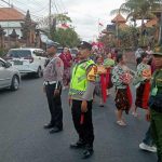 Pengamanan Optimal: Polsek Dentim Bersama Linmas Kawal Kirab Obor HUT RI ke -79