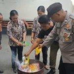 Bhabinkamtibmas Polsek Denpasar Barat Ikuti Giat Memusnahkan Produk Makanan Kadaluarsa