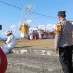 Bhabinkamtibmas Desa Kesiman Petilan Kawal Rangkaian Melasti