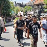 Kompak! Bhabinkamtibmas, Pecalang dan Linmas Kawal Upacara Pengabenan di Desa Dangri Kelod