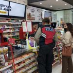 Blue Light Patrol Polsek Mengwi Sampaikan Imbauan Kamtibmas Kepada Karyawan dan Pengunjung Alfamart