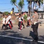 Inisiatif Kanit Lantas Polsek Mengwi, Seberangkan Siswa SMA Pulang Sekolah