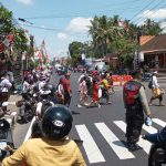 Bubaran Sekolah Samapta Polsek Mengwi Bantu Penyebrangan