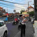 Pastikan Arus Lalin Lancar Unit   Lantas Polsek Kuta Utara Lakukan Pengaturan