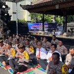 Tingkatkan Keimanan Dan Ketakwaan, Personel Polres Badung Lakukan Sembahyang Purnama Sasih Katiga