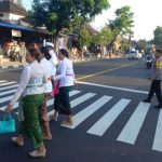 Melayani Sesama Kapolsek Mengwi Bantu Sebrangkan Warga