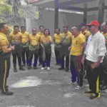 Sinergitas TNI-Polri dalam Kegiatan Karya Bhakti Bersih Pura Taman Beji di Peguyangan Denpasar Utara