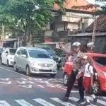 Momen Bahagia, Polantas Ajak Anak Sekolah Menyebrang dengan Aman