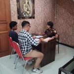 Unit Reskrim Polsek Dentim Serahkan Tersangka dan BB Kasus Penganiayaan ke Kejari Denpasar