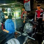 Lakukan Patroli Dialogis Malam Hari, Patroli Samapta Polsek Abiansemal Sambangi Warga