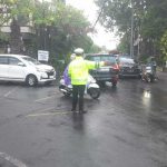 Tak Kenal Lelah, Hujanpun Personel Lalu Lintas Tetap Berikan Pelayanan