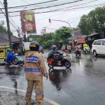 Meski Hujan, Anggota Polsek Abiansemal Tetap Semangat Laksanakan Pengaturan Lalu Lintas Sore