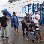 Personil Polsek Benoa Bantu Orang Sakit Turun Dari Kapal.
